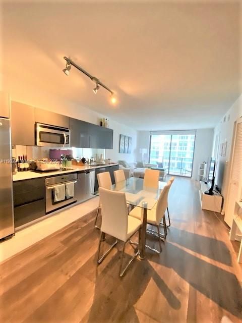 For Rent: $2,800 (1 beds, 1 baths, 852 Square Feet)