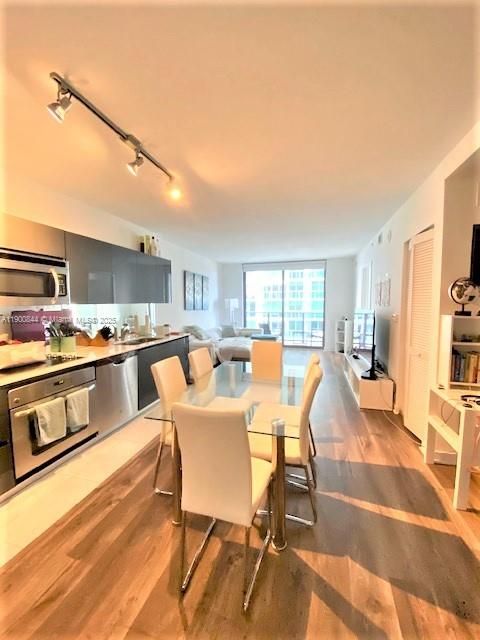 For Rent: $2,800 (1 beds, 1 baths, 852 Square Feet)