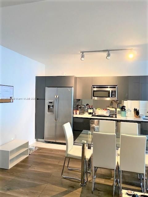 For Rent: $2,800 (1 beds, 1 baths, 852 Square Feet)