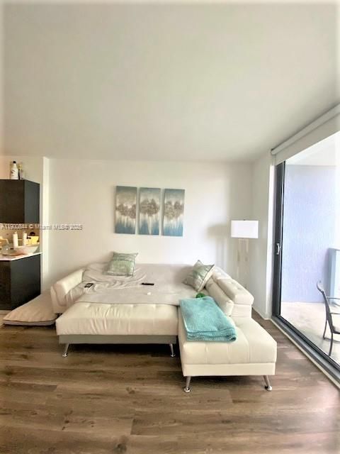 For Rent: $2,800 (1 beds, 1 baths, 852 Square Feet)