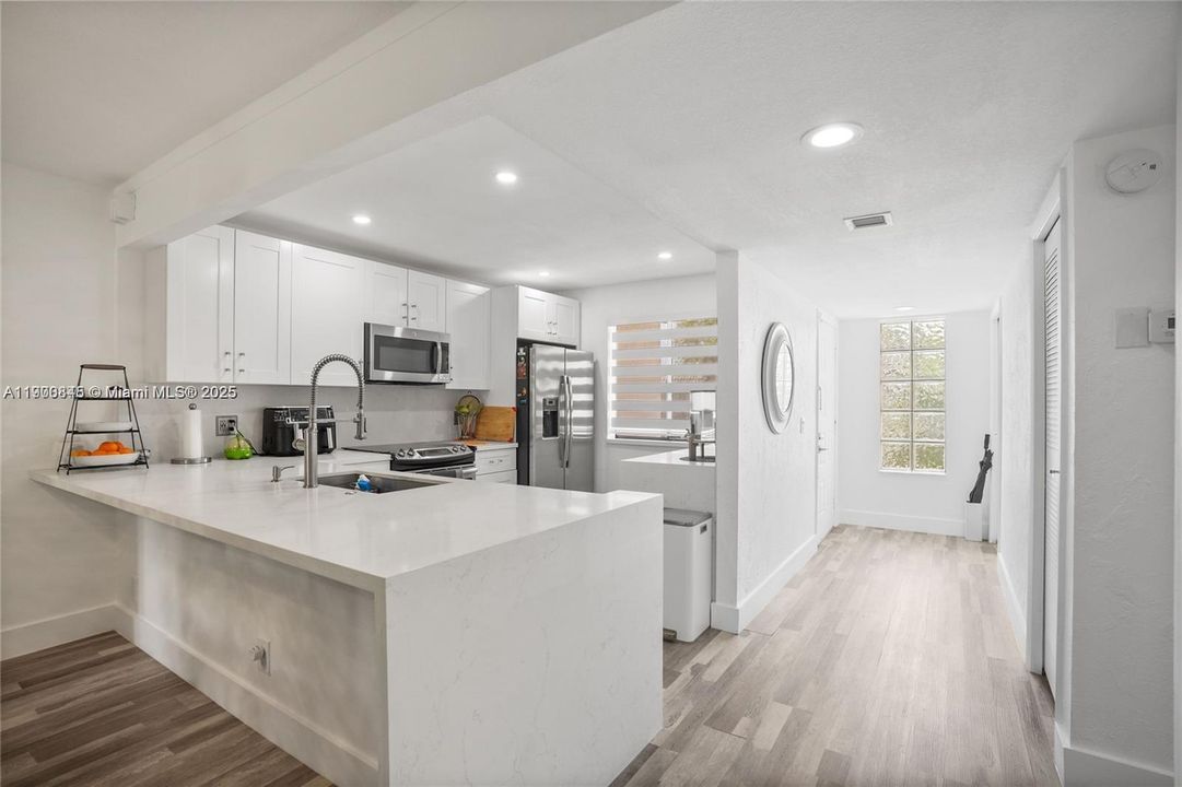 For Sale: $365,000 (2 beds, 2 baths, 1220 Square Feet)