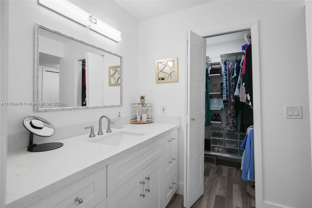 For Sale: $365,000 (2 beds, 2 baths, 1220 Square Feet)