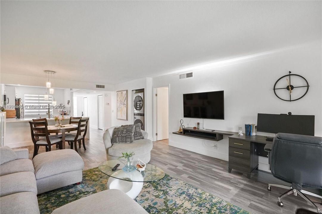 For Sale: $365,000 (2 beds, 2 baths, 1220 Square Feet)