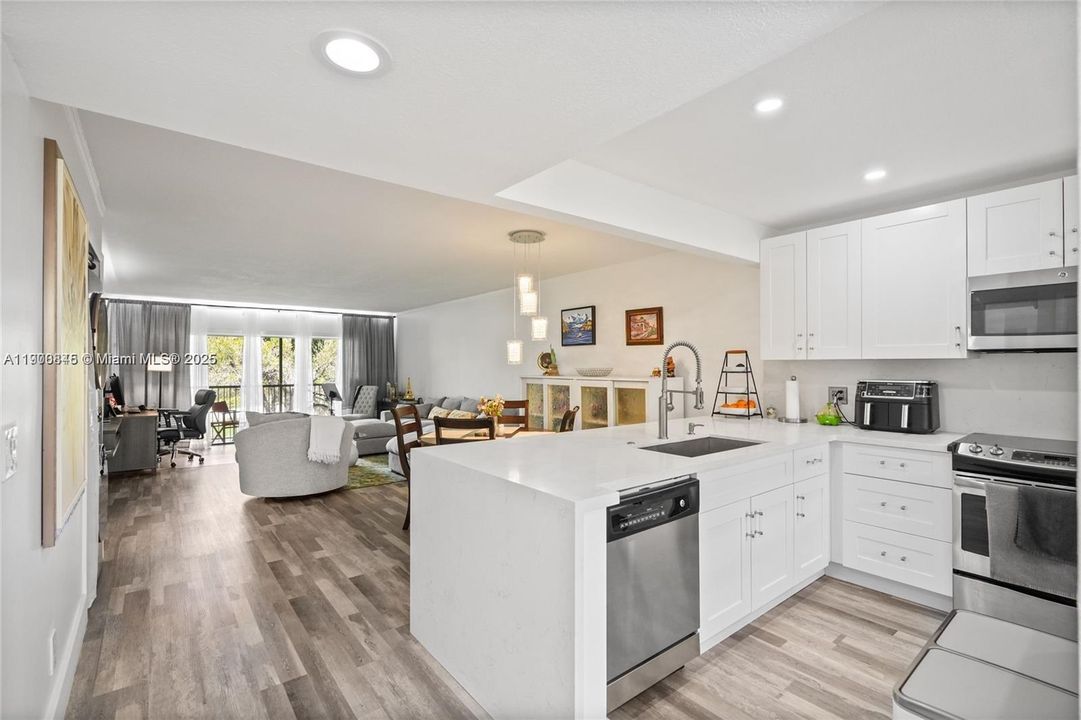 For Sale: $365,000 (2 beds, 2 baths, 1220 Square Feet)