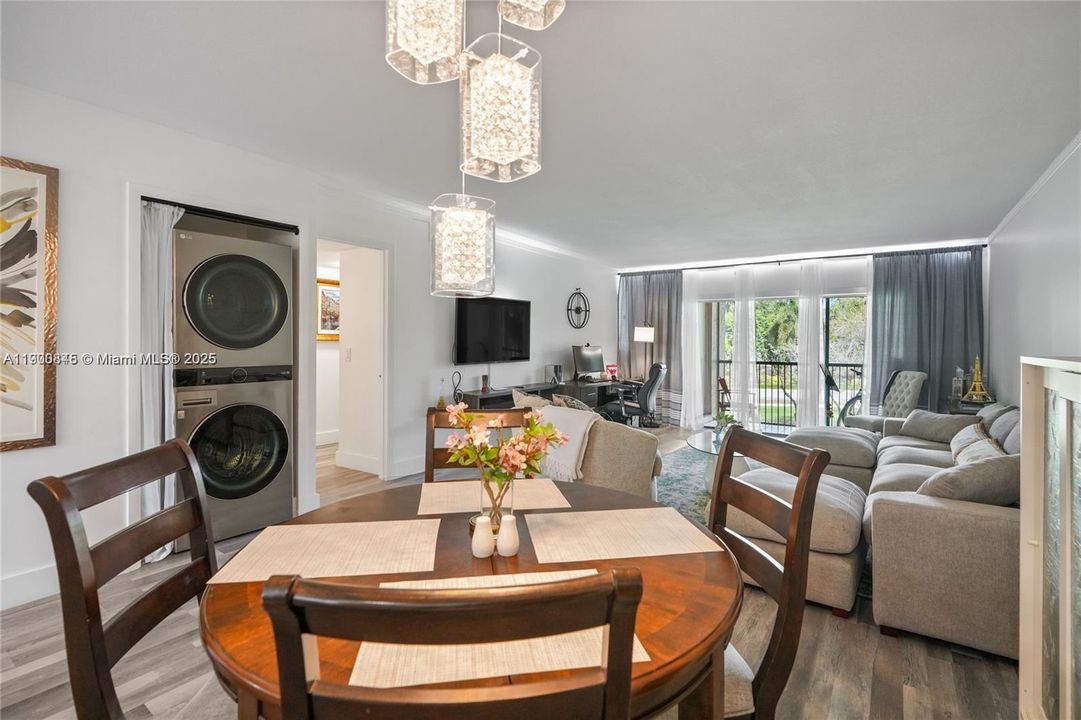 For Sale: $365,000 (2 beds, 2 baths, 1220 Square Feet)