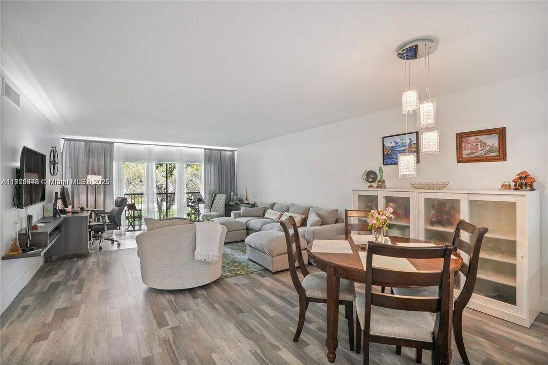 For Sale: $365,000 (2 beds, 2 baths, 1220 Square Feet)