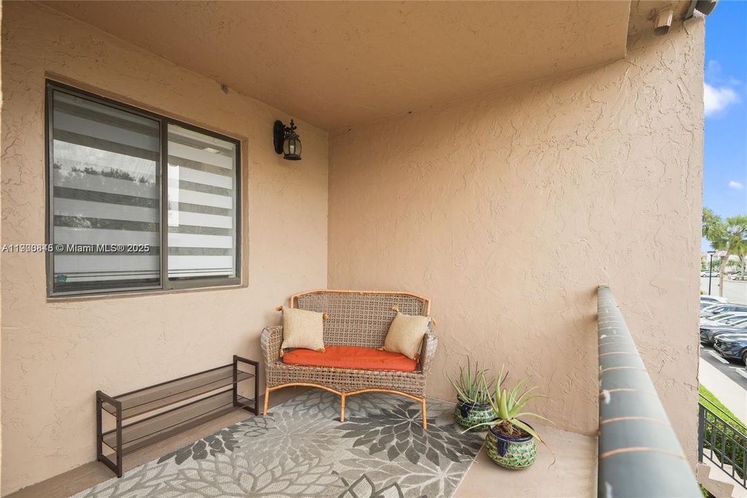 For Sale: $365,000 (2 beds, 2 baths, 1220 Square Feet)