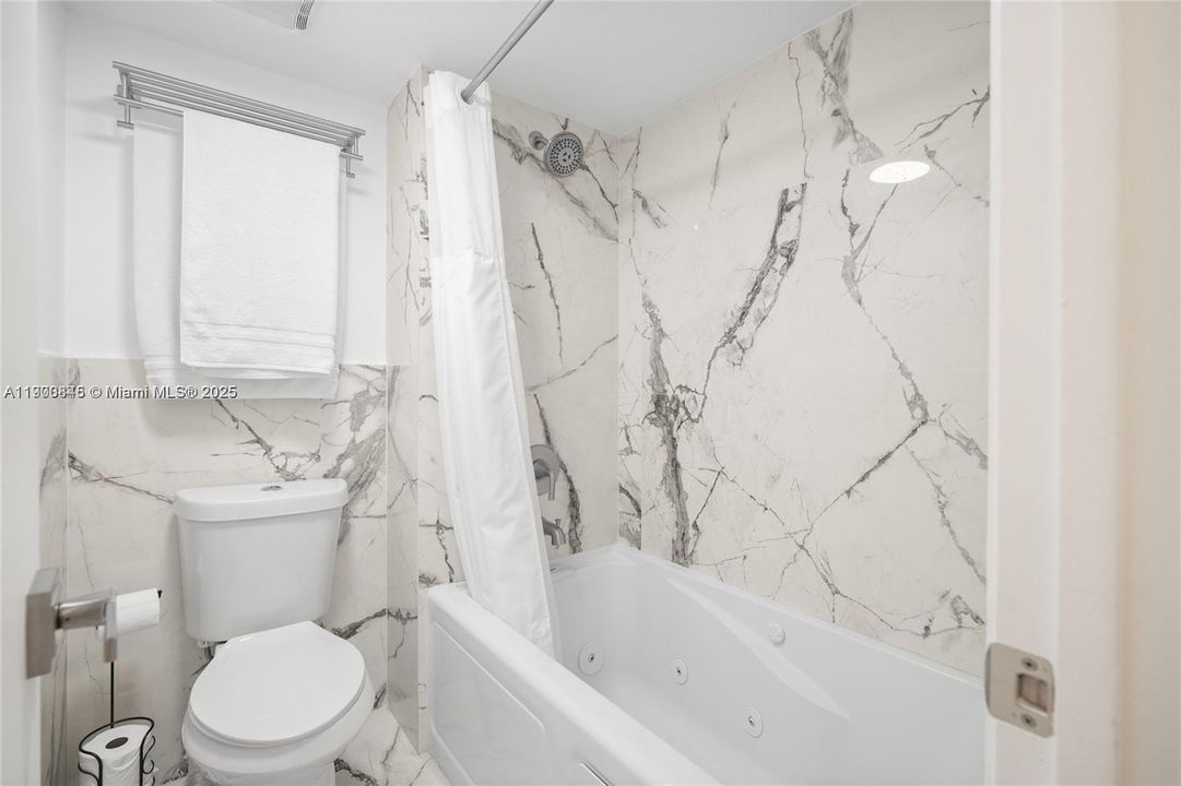 For Sale: $365,000 (2 beds, 2 baths, 1220 Square Feet)