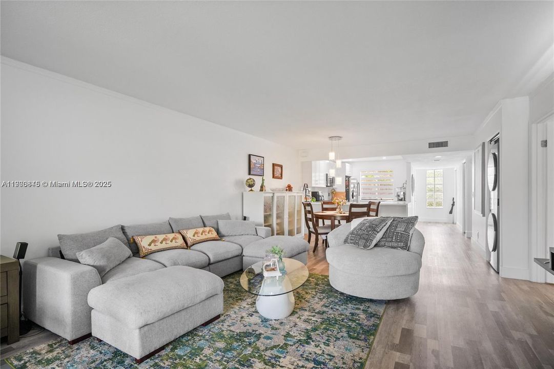 For Sale: $365,000 (2 beds, 2 baths, 1220 Square Feet)