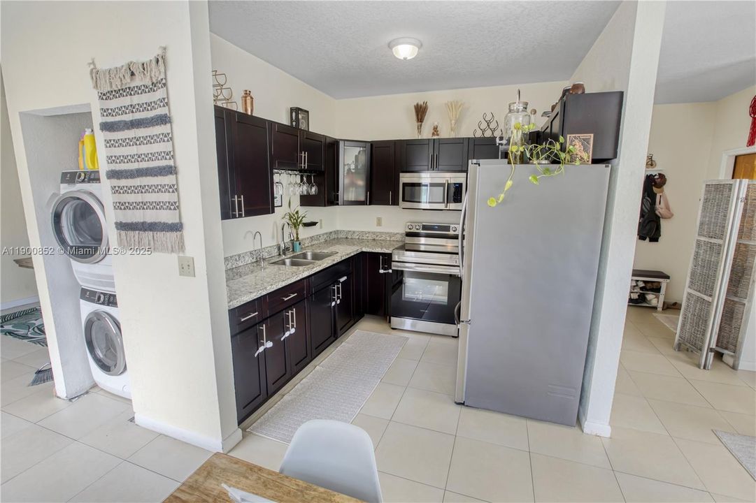 For Sale: $670,000 (3 beds, 2 baths, 1406 Square Feet)