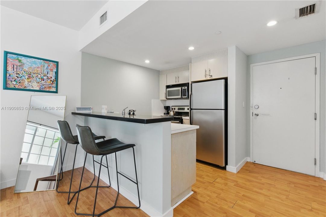 合同活跃: $300,000 (1 贝兹, 1 浴室, 480 平方英尺)