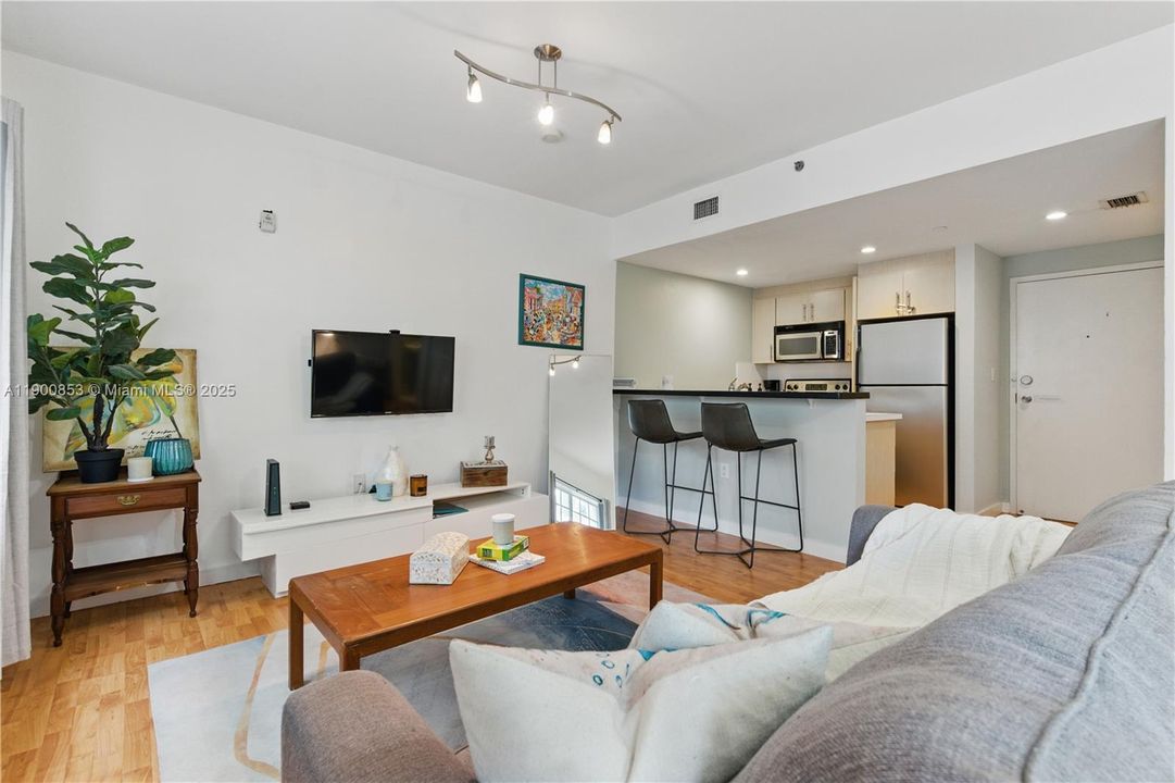 合同活跃: $300,000 (1 贝兹, 1 浴室, 480 平方英尺)