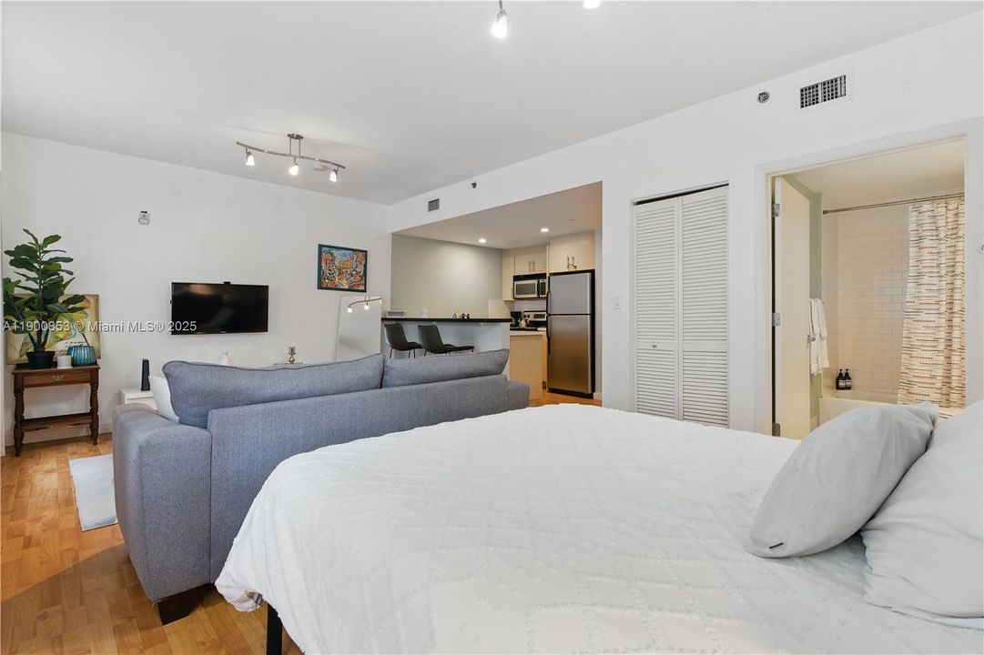 合同活跃: $300,000 (1 贝兹, 1 浴室, 480 平方英尺)