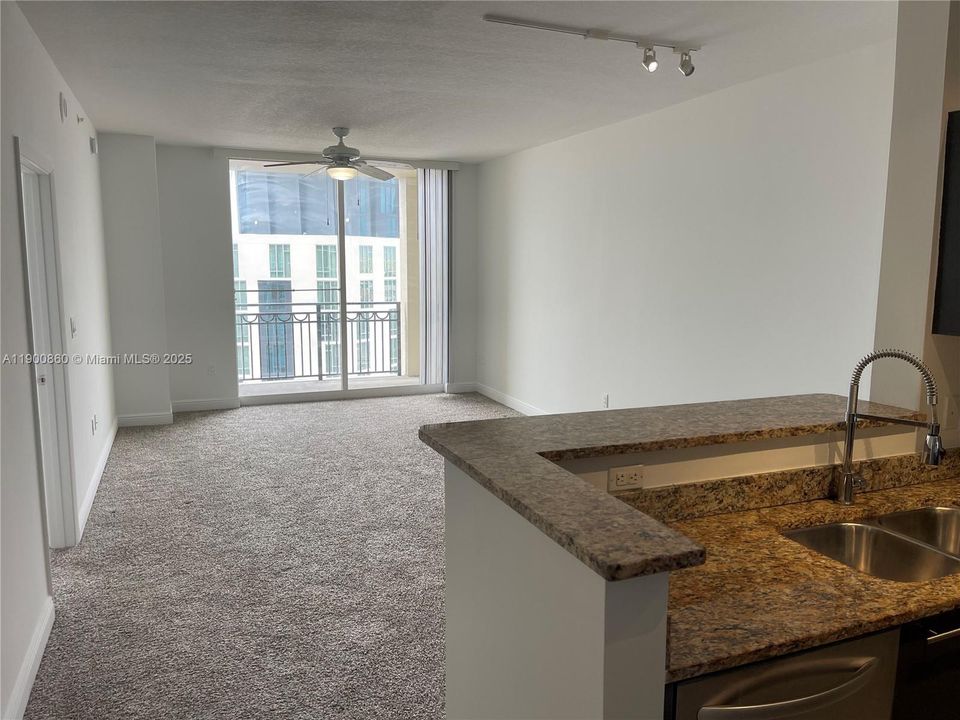 Recently Rented: $2,400 (1 beds, 1 baths, 755 Square Feet)