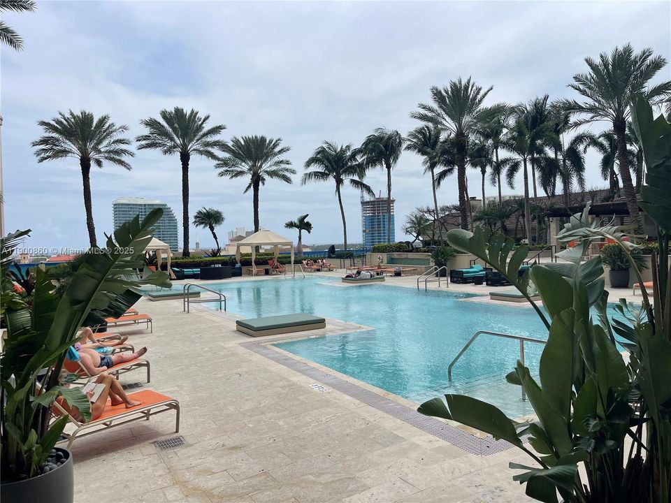 Recently Rented: $2,400 (1 beds, 1 baths, 755 Square Feet)