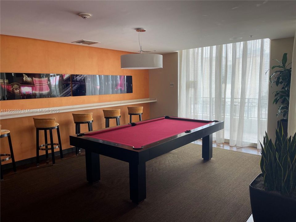 Recently Rented: $2,400 (1 beds, 1 baths, 755 Square Feet)