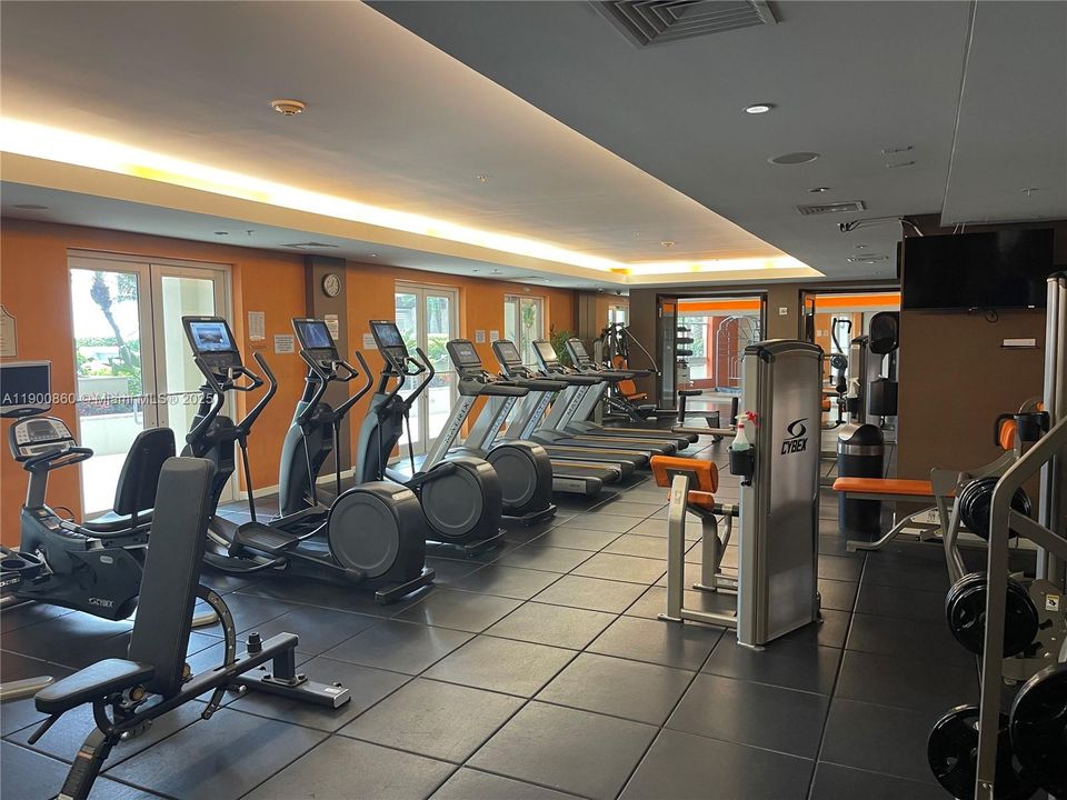 Recently Rented: $2,400 (1 beds, 1 baths, 755 Square Feet)