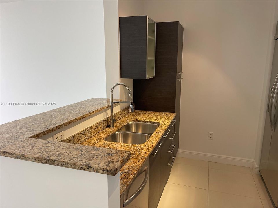 Recently Rented: $2,400 (1 beds, 1 baths, 755 Square Feet)