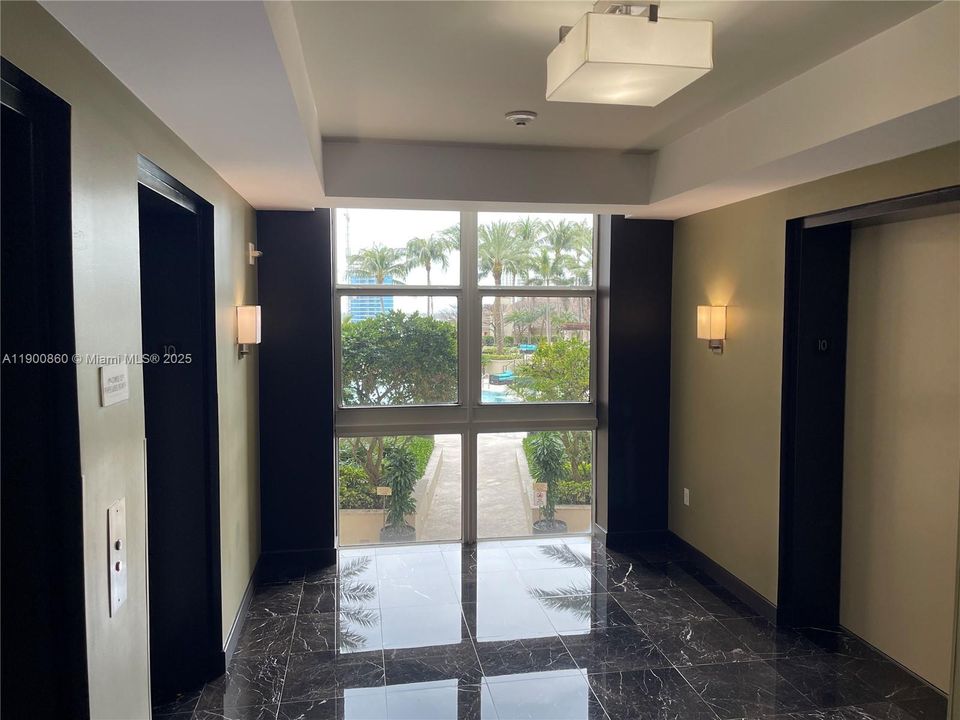 Recently Rented: $2,400 (1 beds, 1 baths, 755 Square Feet)