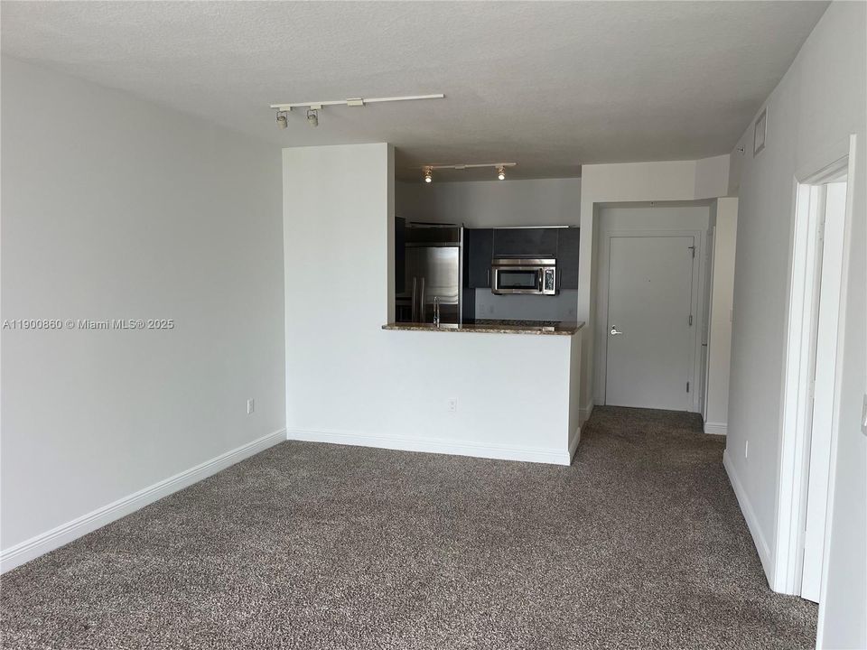 Recently Rented: $2,400 (1 beds, 1 baths, 755 Square Feet)