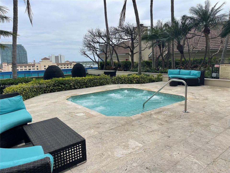 Recently Rented: $2,400 (1 beds, 1 baths, 755 Square Feet)