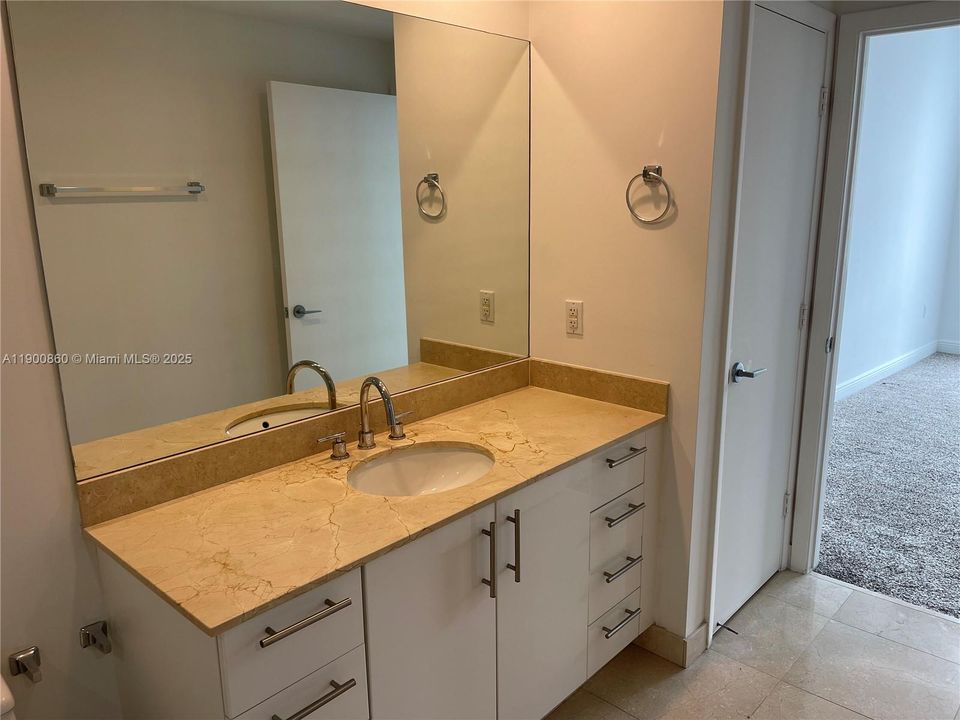 Recently Rented: $2,400 (1 beds, 1 baths, 755 Square Feet)