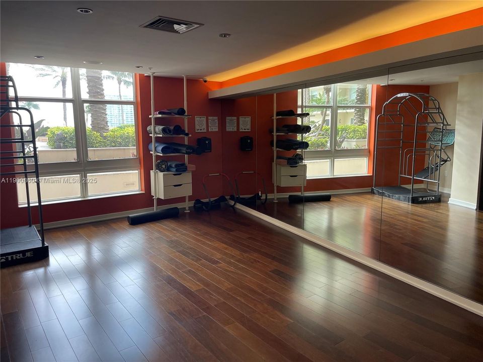 Recently Rented: $2,400 (1 beds, 1 baths, 755 Square Feet)