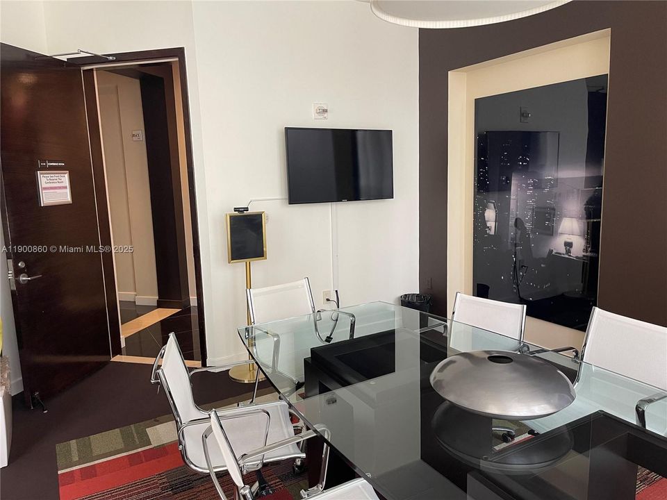 Recently Rented: $2,400 (1 beds, 1 baths, 755 Square Feet)