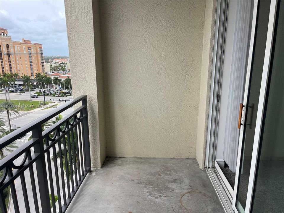 Recently Rented: $2,400 (1 beds, 1 baths, 755 Square Feet)