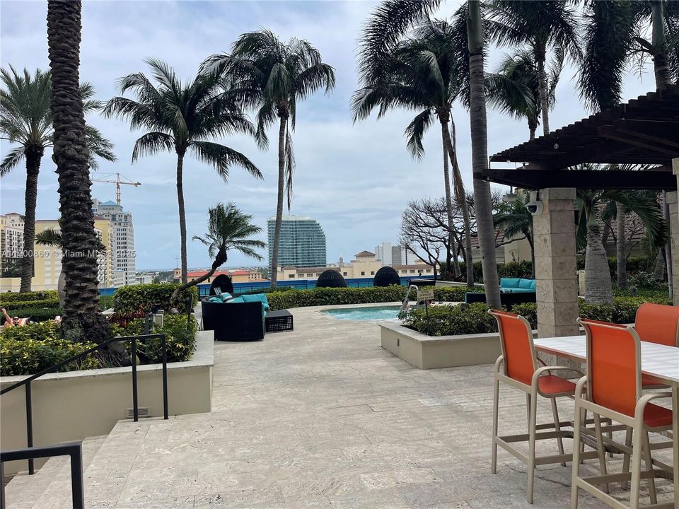 Recently Rented: $2,400 (1 beds, 1 baths, 755 Square Feet)