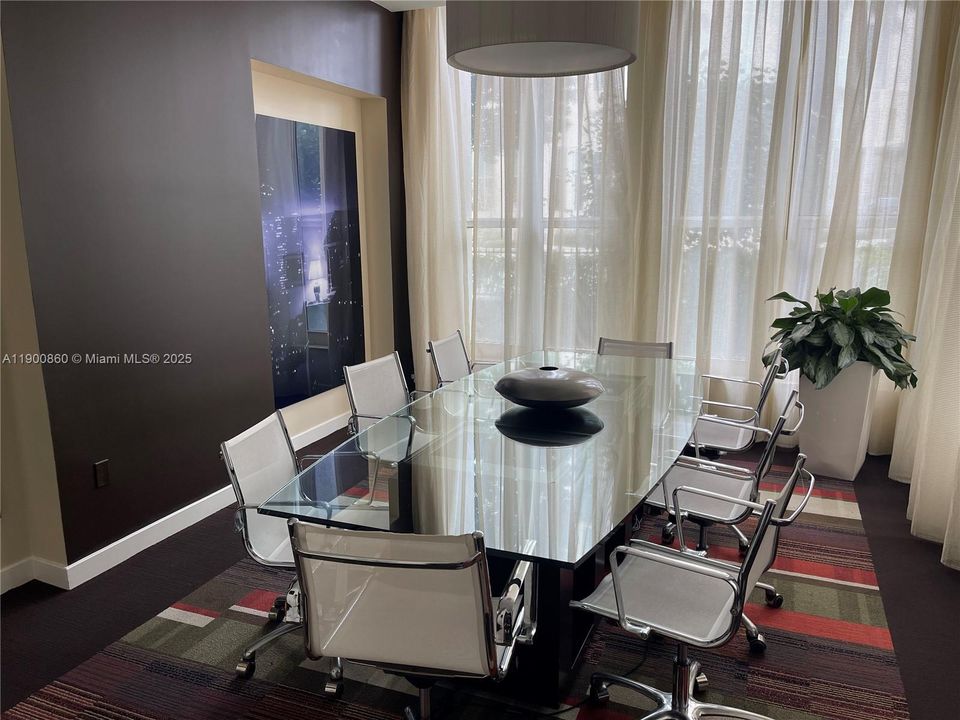 Recently Rented: $2,400 (1 beds, 1 baths, 755 Square Feet)