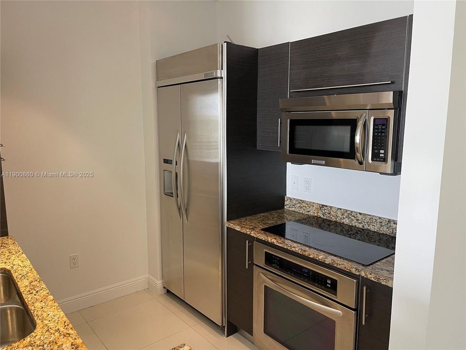 Recently Rented: $2,400 (1 beds, 1 baths, 755 Square Feet)
