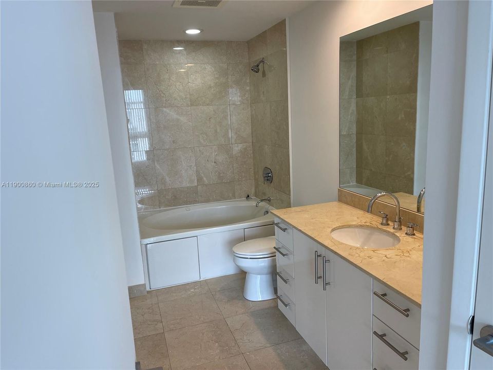 Recently Rented: $2,400 (1 beds, 1 baths, 755 Square Feet)