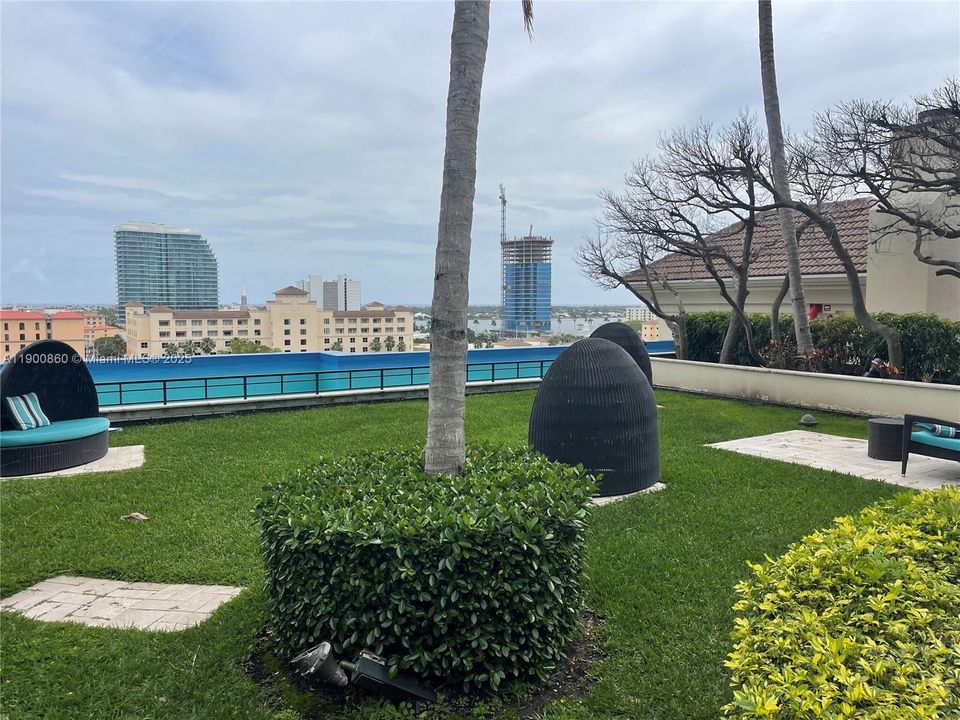 Recently Rented: $2,400 (1 beds, 1 baths, 755 Square Feet)