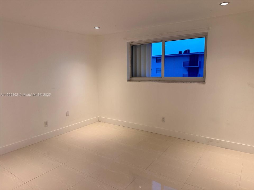 Active With Contract: $2,700 (2 beds, 2 baths, 1325 Square Feet)