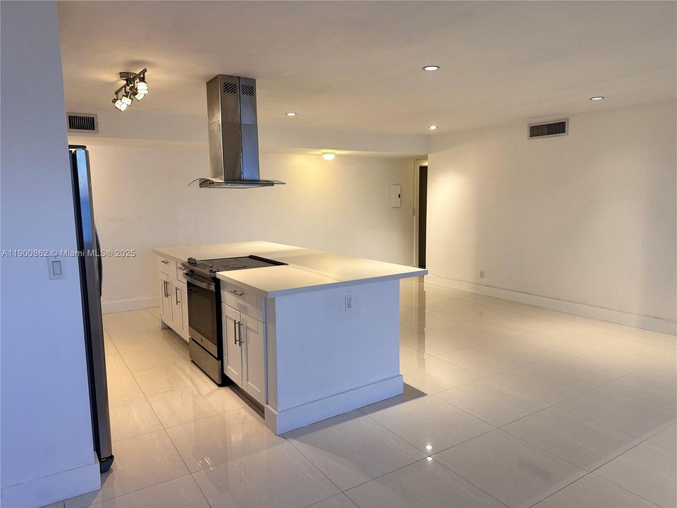 Active With Contract: $2,700 (2 beds, 2 baths, 1325 Square Feet)