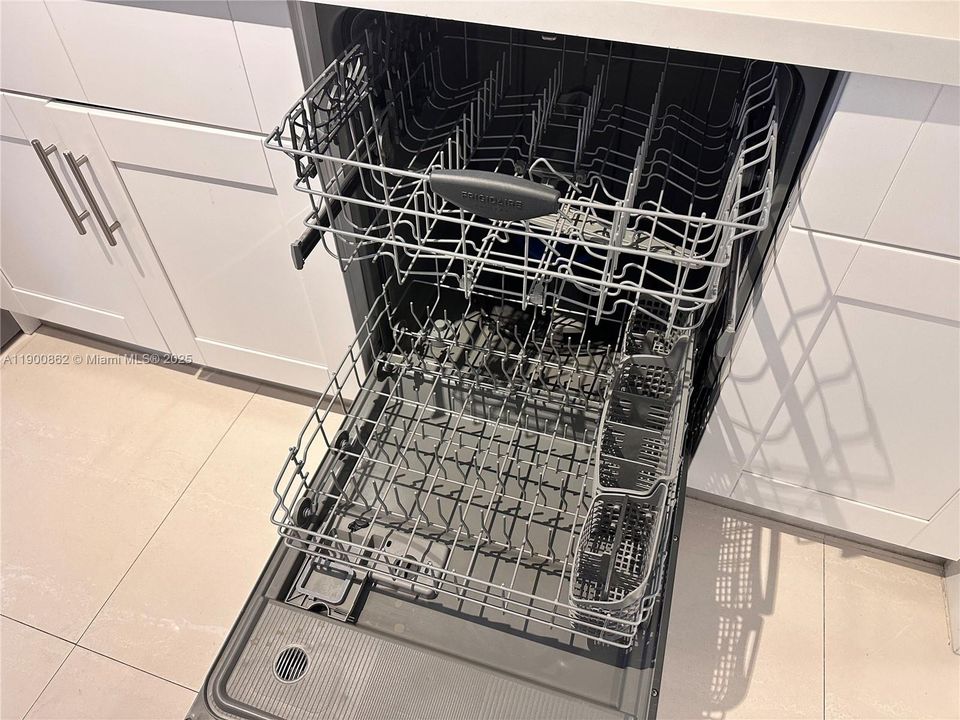 Active With Contract: $2,700 (2 beds, 2 baths, 1325 Square Feet)