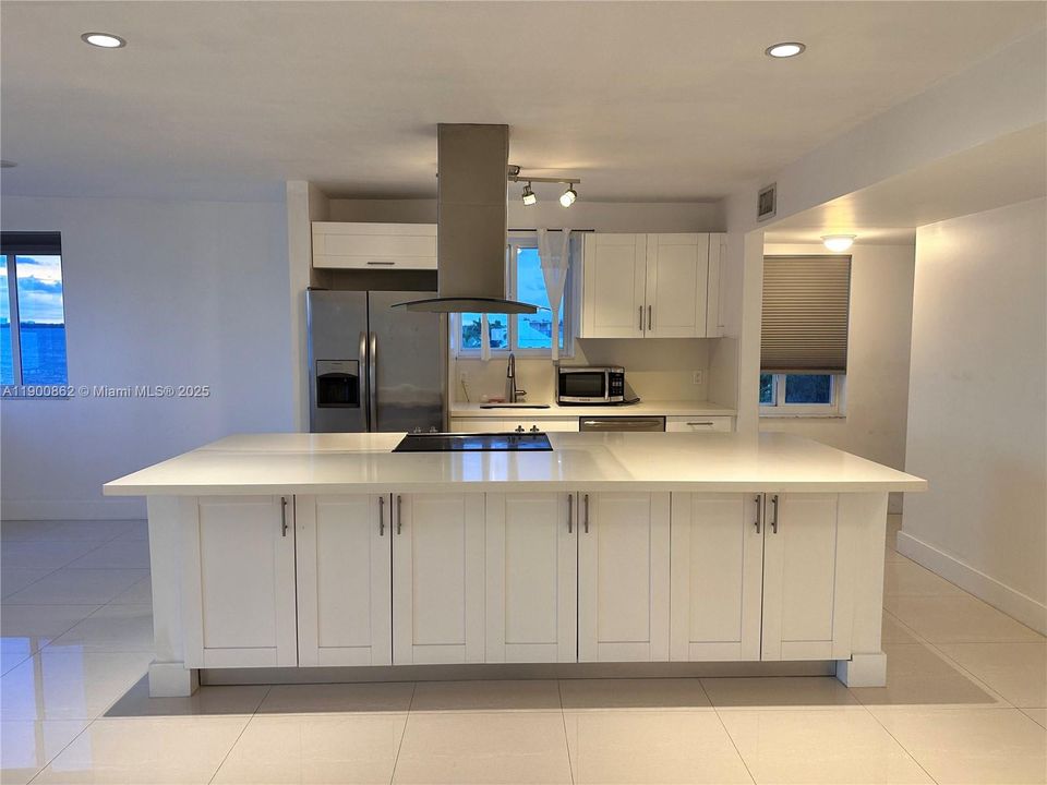 Active With Contract: $2,700 (2 beds, 2 baths, 1325 Square Feet)