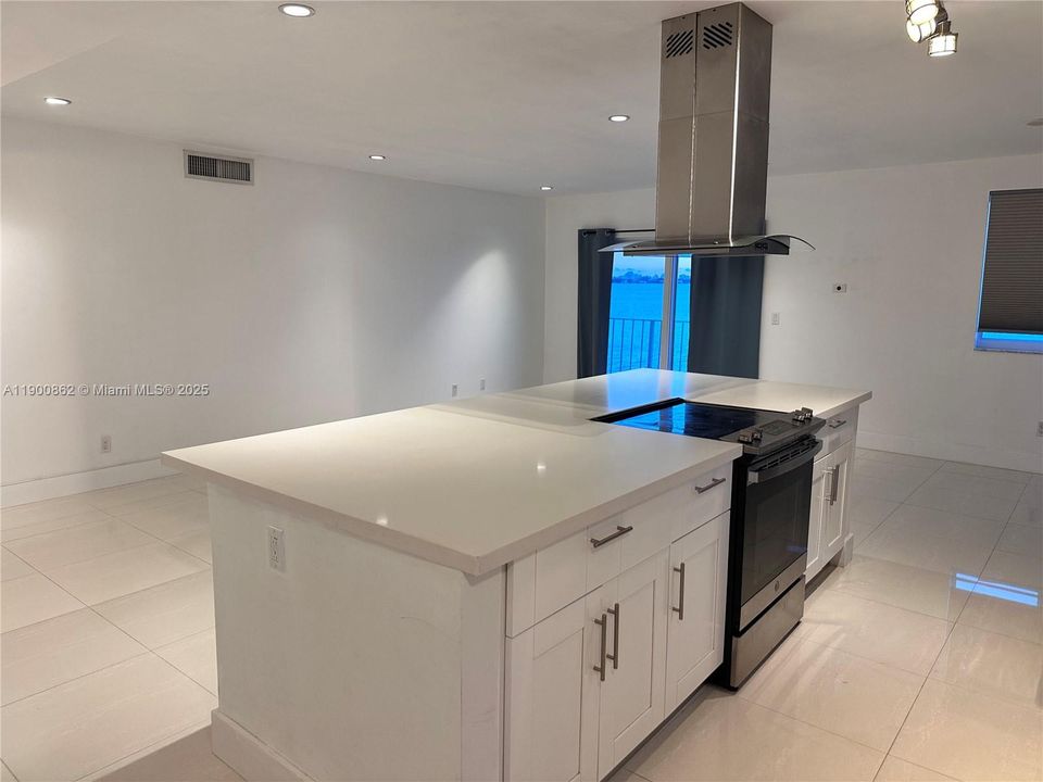 Active With Contract: $2,700 (2 beds, 2 baths, 1325 Square Feet)