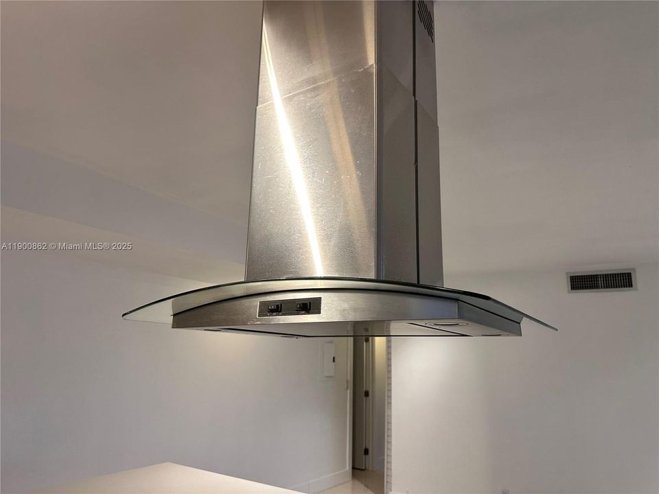 Active With Contract: $2,700 (2 beds, 2 baths, 1325 Square Feet)