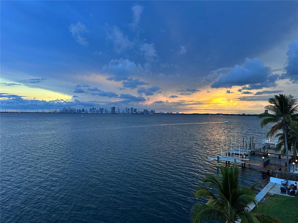 Active With Contract: $2,700 (2 beds, 2 baths, 1325 Square Feet)