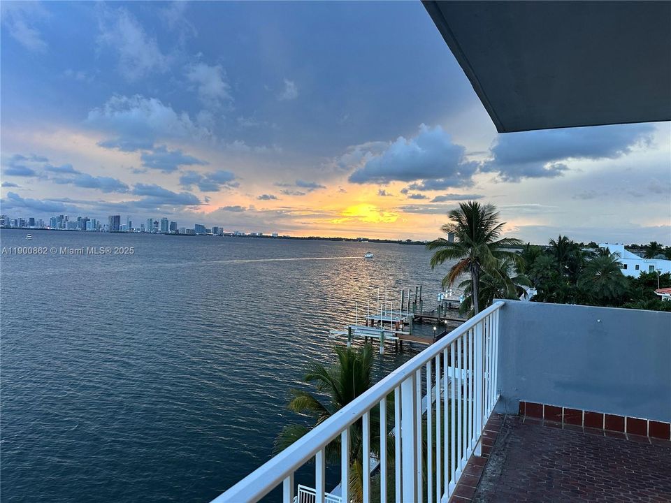 Active With Contract: $2,700 (2 beds, 2 baths, 1325 Square Feet)