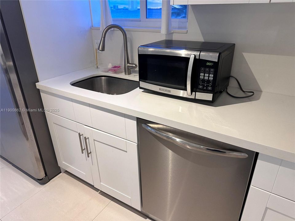 Active With Contract: $2,700 (2 beds, 2 baths, 1325 Square Feet)