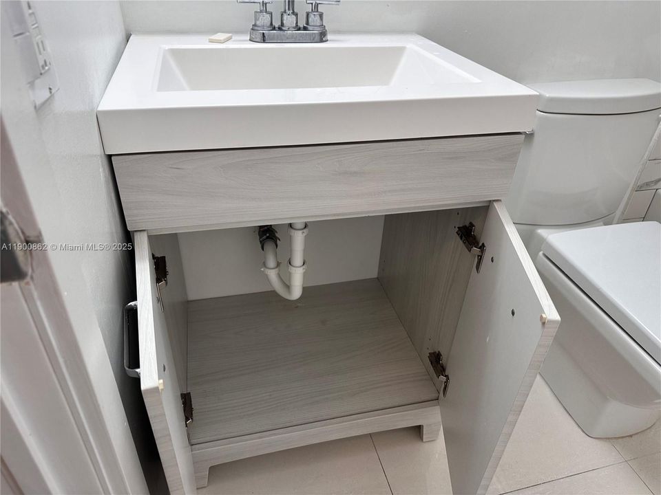 Active With Contract: $2,700 (2 beds, 2 baths, 1325 Square Feet)