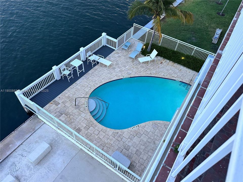 Active With Contract: $2,700 (2 beds, 2 baths, 1325 Square Feet)