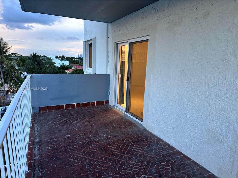 Active With Contract: $2,700 (2 beds, 2 baths, 1325 Square Feet)