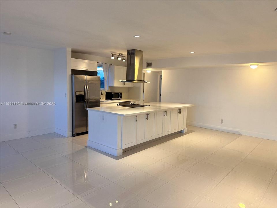 Active With Contract: $2,700 (2 beds, 2 baths, 1325 Square Feet)