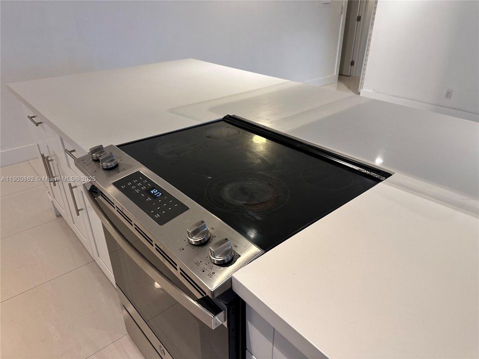 Active With Contract: $2,700 (2 beds, 2 baths, 1325 Square Feet)