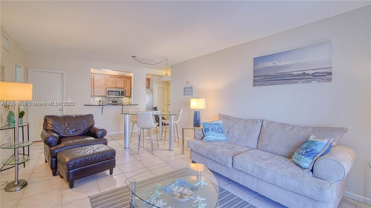 合同活跃: $3,000 (2 贝兹, 1 浴室, 920 平方英尺)