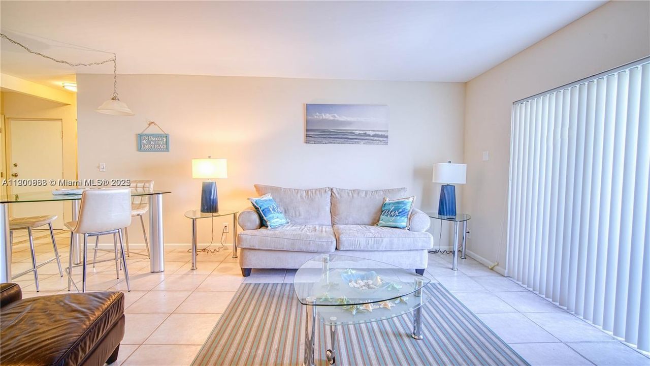 合同活跃: $3,000 (2 贝兹, 1 浴室, 920 平方英尺)